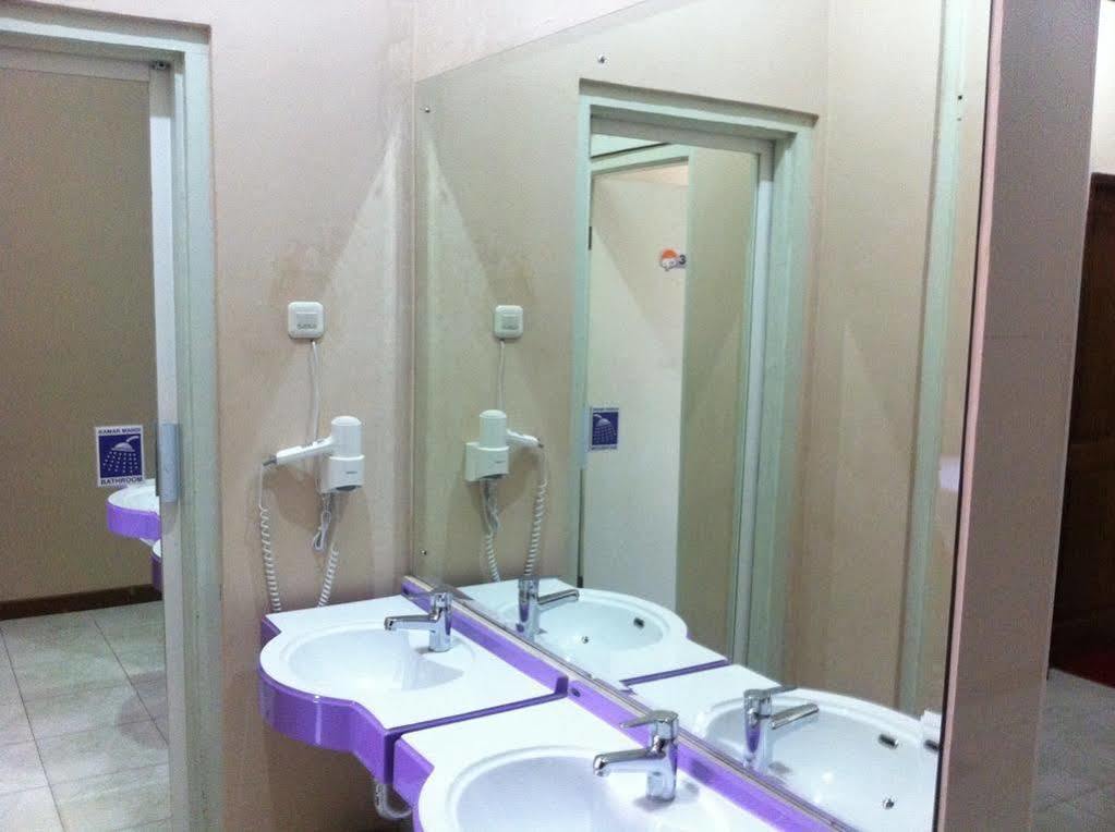 Cabin Hotel Sutomo Yogyakarta Exterior foto